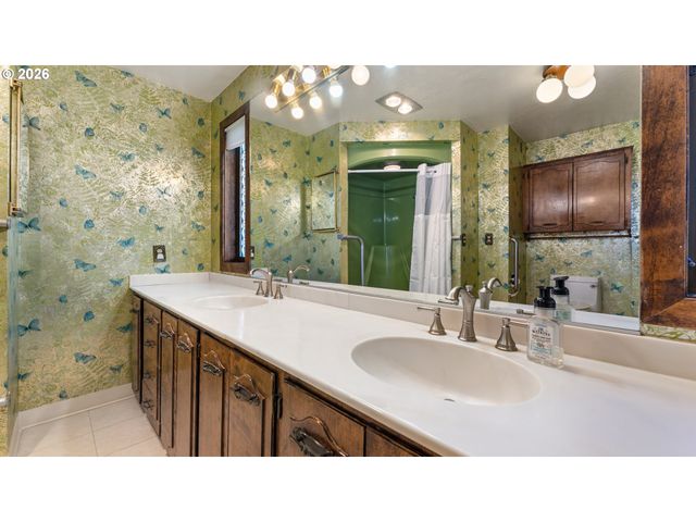 7256 N CHAUTAUQUA Blvd, Portland, OR 97217