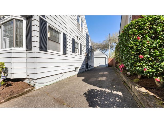 7256 N CHAUTAUQUA Blvd, Portland, OR 97217
