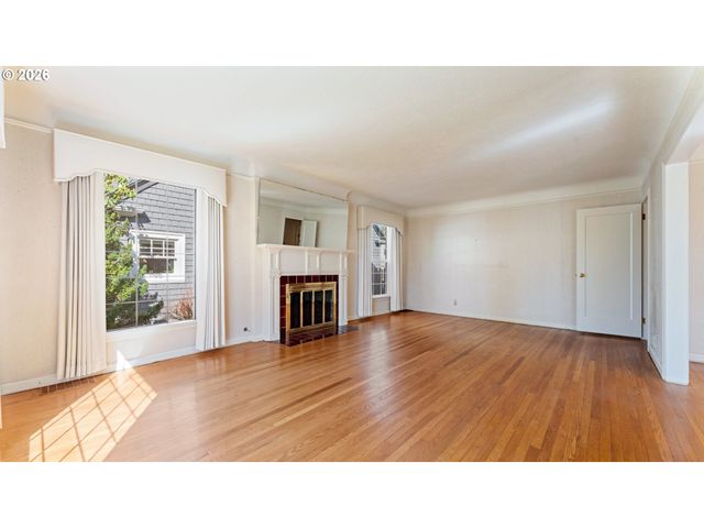 7256 N CHAUTAUQUA Blvd, Portland, OR 97217