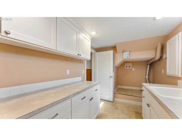 7256 N CHAUTAUQUA Blvd, Portland, OR 97217