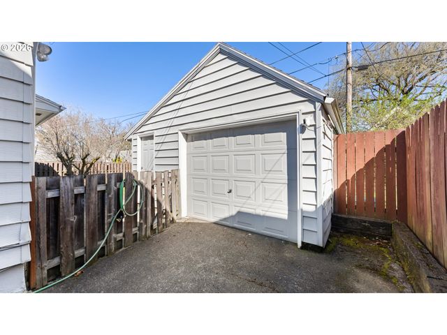 7256 N CHAUTAUQUA Blvd, Portland, OR 97217