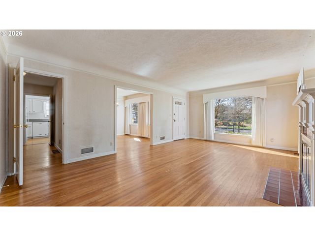 7256 N CHAUTAUQUA Blvd, Portland, OR 97217