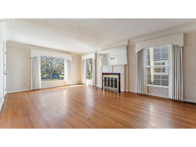 7256 N CHAUTAUQUA Blvd, Portland, OR 97217