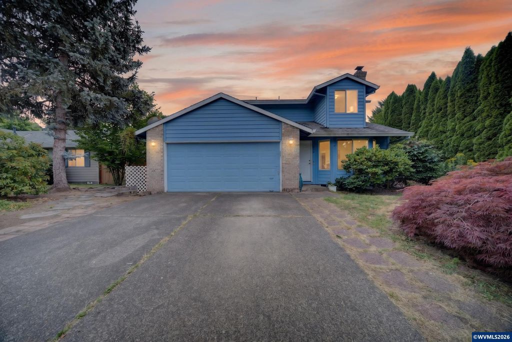 Image 1 of property listing at 212 Sunset Dr, Newberg, OR 97132
