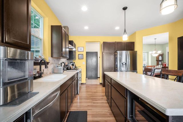 1721 Sagewood CIRCLE, West Bend, WI 53095