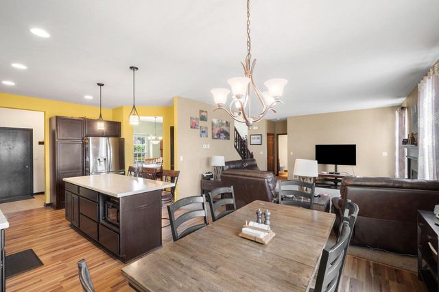 1721 Sagewood CIRCLE, West Bend, WI 53095