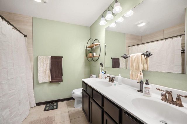 1721 Sagewood CIRCLE, West Bend, WI 53095