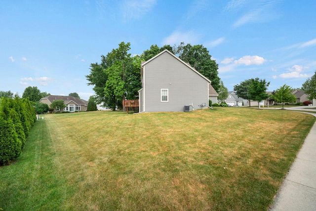 1721 Sagewood CIRCLE, West Bend, WI 53095