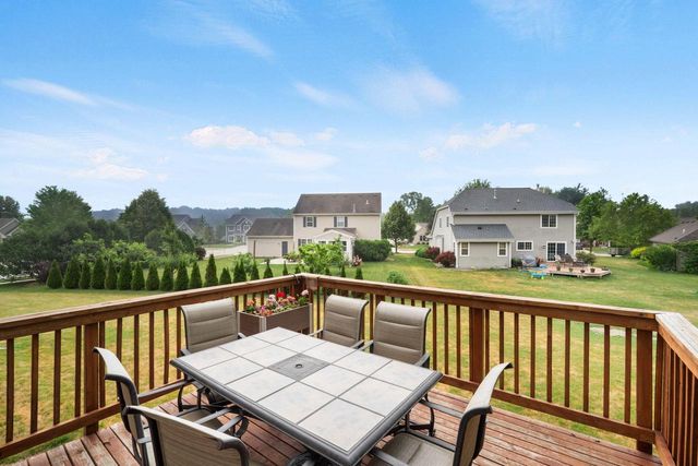 1721 Sagewood CIRCLE, West Bend, WI 53095