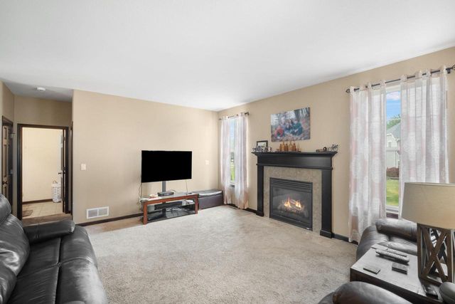1721 Sagewood CIRCLE, West Bend, WI 53095