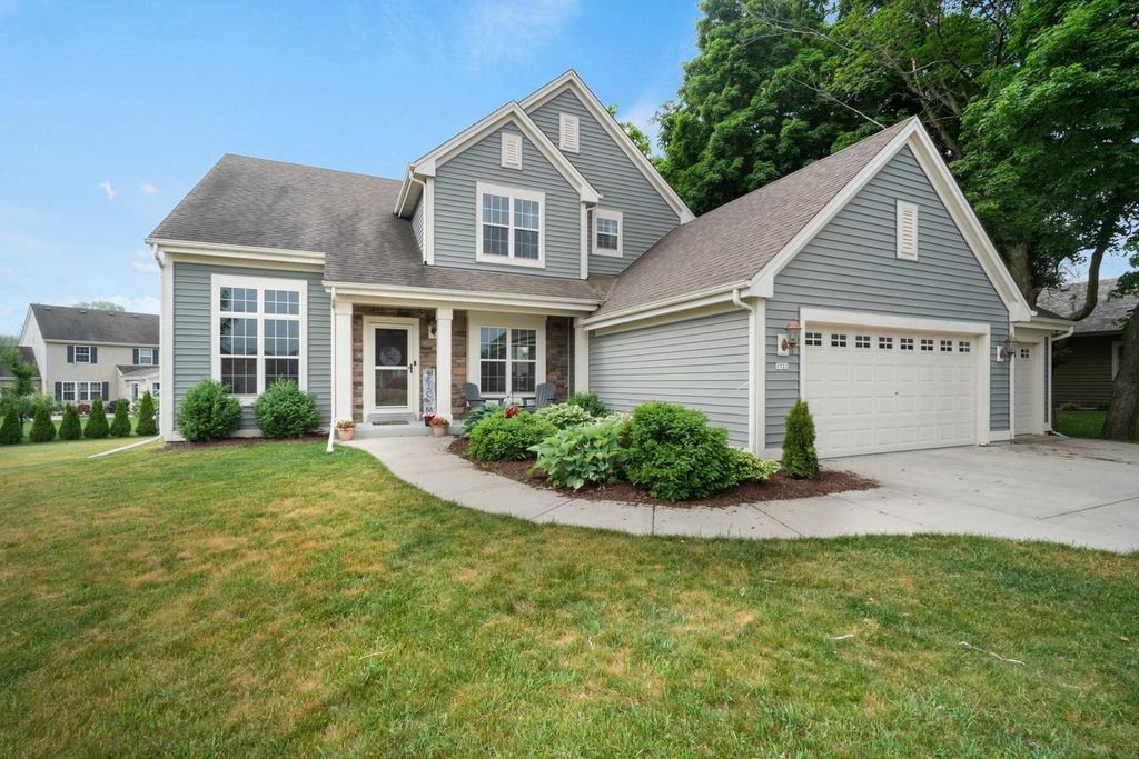 1721 Sagewood CIRCLE, West Bend, WI 53095