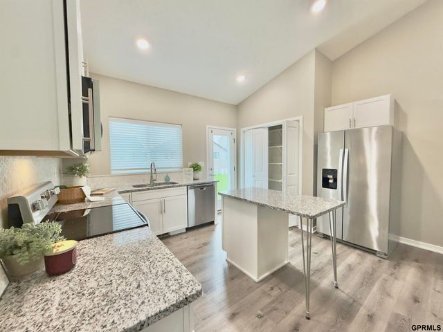6543 SW 8th Street, Lincoln, NE 68523