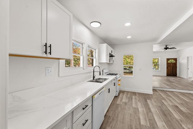 1328 N Redington Street, Hanford, CA 93230