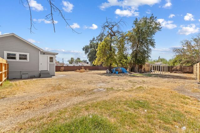 1328 N Redington Street, Hanford, CA 93230
