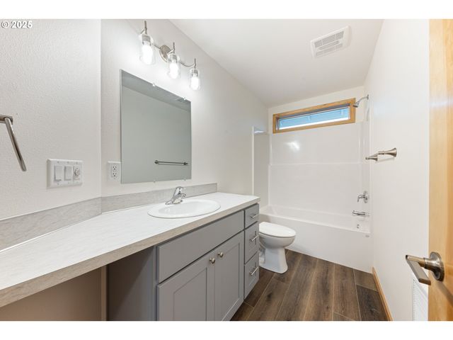 5254 FOREST Ln, Eugene, OR 97402