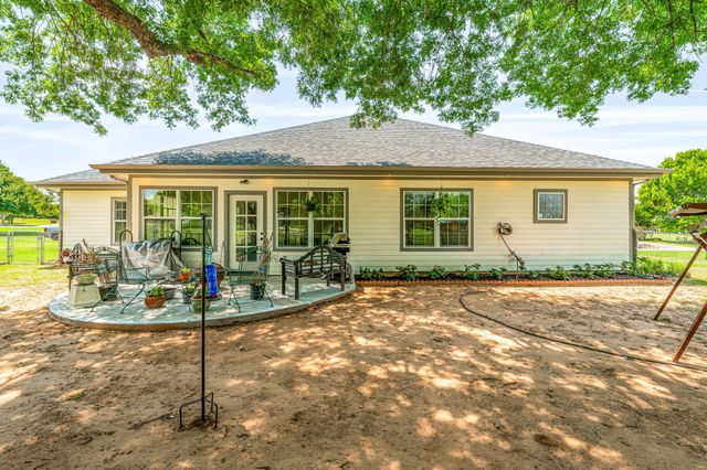 129 Hogan Street, Comanche, TX 76442