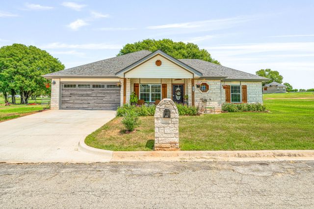 129 Hogan Street, Comanche, TX 76442