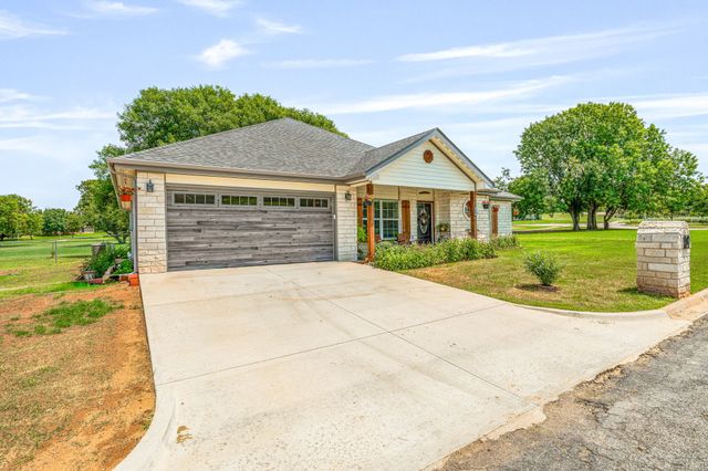 129 Hogan Street, Comanche, TX 76442