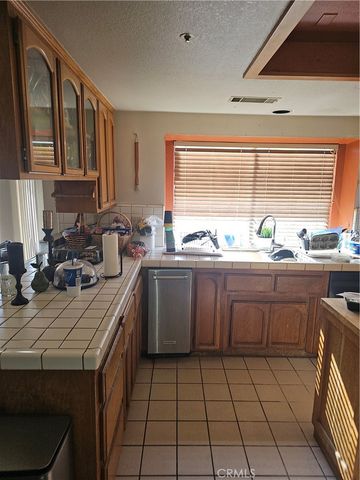 18141 Country Glen Lane, Victorville, CA 92395