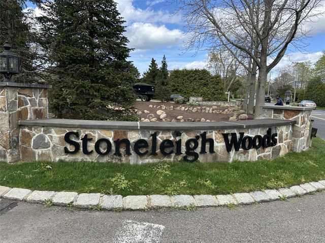 156 Stoneleigh Drive, Riverhead, NY 11901
