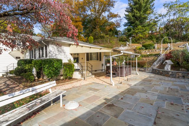 15 Walker Court, Greenwich, CT 06831