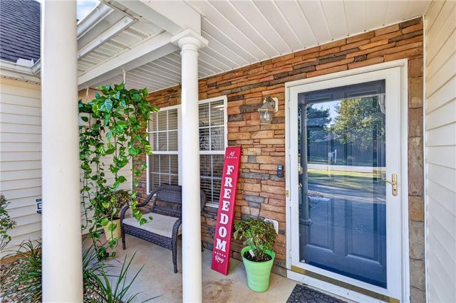 10 Lake Valley Drive, Loganville, GA 30052