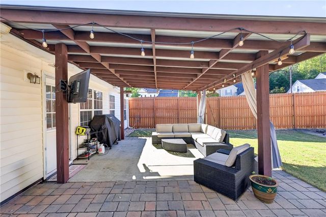 10 Lake Valley Drive, Loganville, GA 30052