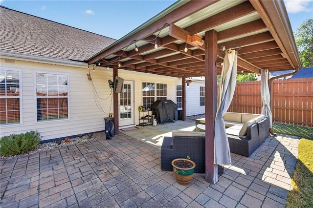 10 Lake Valley Drive, Loganville, GA 30052