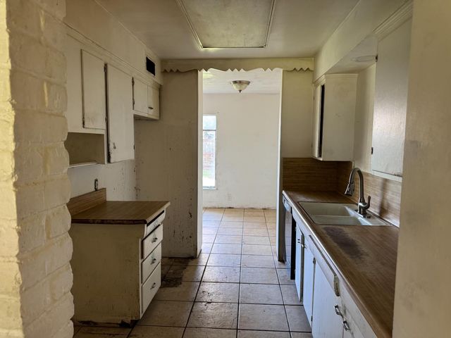 4613 B Pkwy, Sacramento, CA 95823