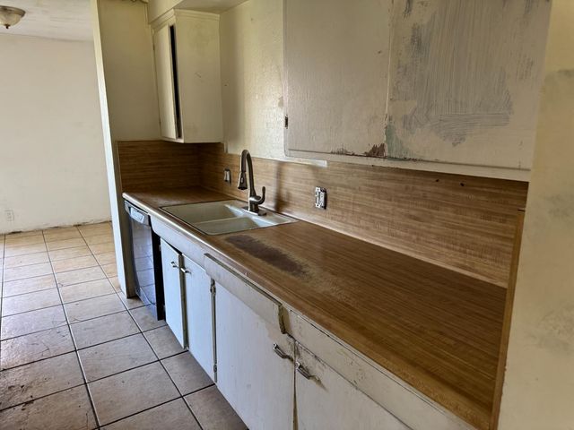 4613 B Pkwy, Sacramento, CA 95823