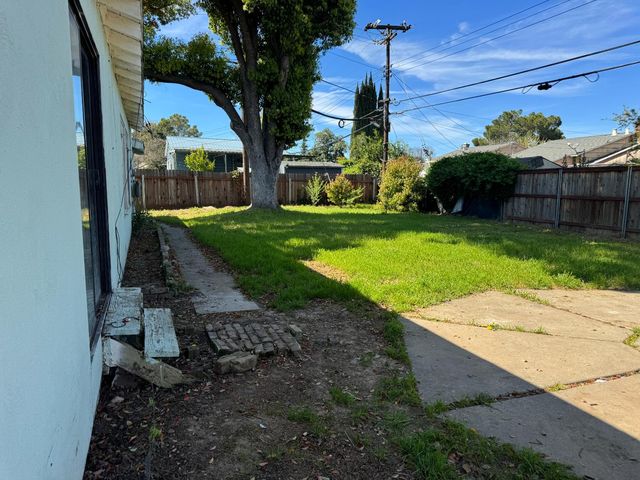 4613 B Pkwy, Sacramento, CA 95823