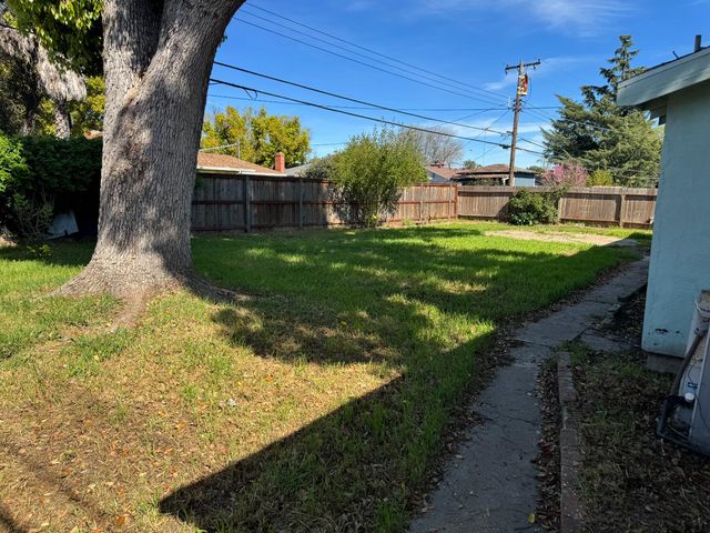 4613 B Pkwy, Sacramento, CA 95823