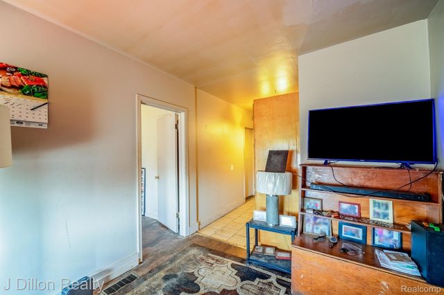 19430 W WARREN Avenue, Detroit, MI 48228