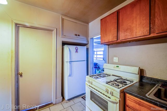 19430 W WARREN Avenue, Detroit, MI 48228