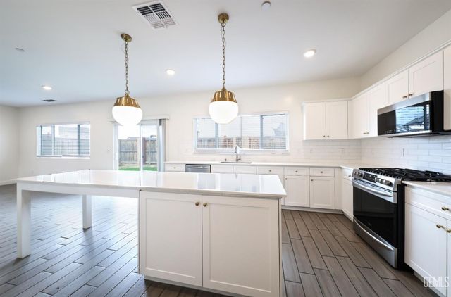 3307 Rustic Woods Lane, Shafter, CA 93263