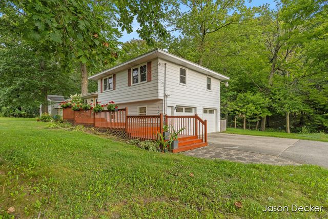 6181 10 Mile Road, Rockford, MI 49341