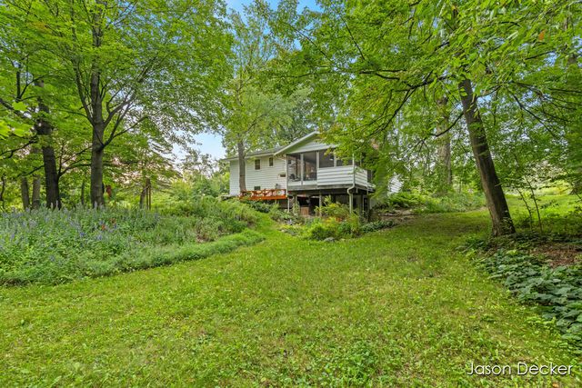 6181 10 Mile Road, Rockford, MI 49341