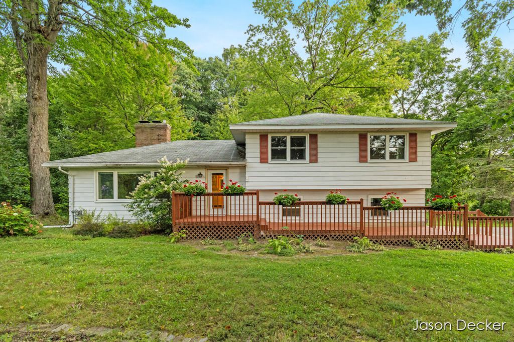 6181 10 Mile Road, Rockford, MI 49341