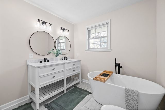 206 Maple St, Adams, TN 37010