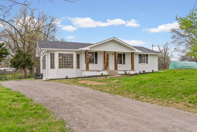 206 Maple St, Adams, TN 37010