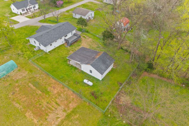 206 Maple St, Adams, TN 37010