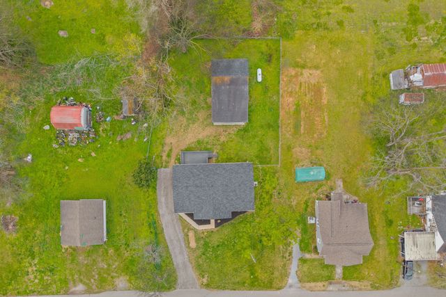 206 Maple St, Adams, TN 37010