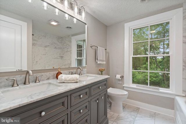 105 E WASHINGTON ST, Remington, VA 22734