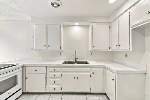 521 S Lyon 83, Santa Ana, CA 92701