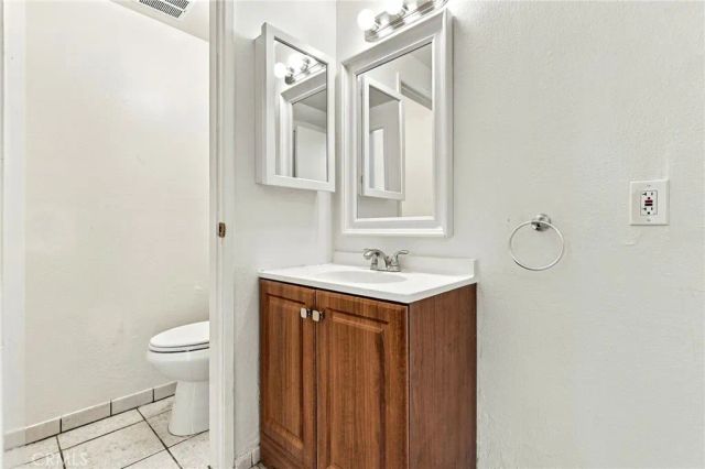 521 S Lyon 83, Santa Ana, CA 92701