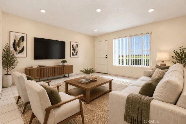 521 S Lyon 83, Santa Ana, CA 92701