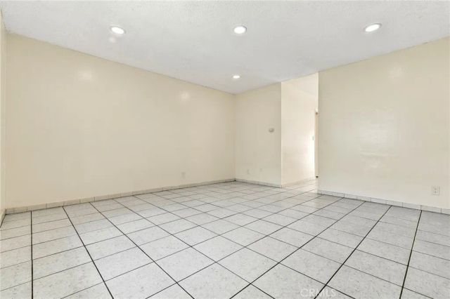521 S Lyon 83, Santa Ana, CA 92701