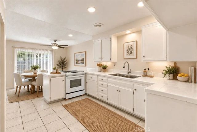 521 S Lyon 83, Santa Ana, CA 92701
