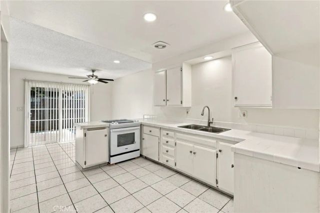 521 S Lyon 83, Santa Ana, CA 92701