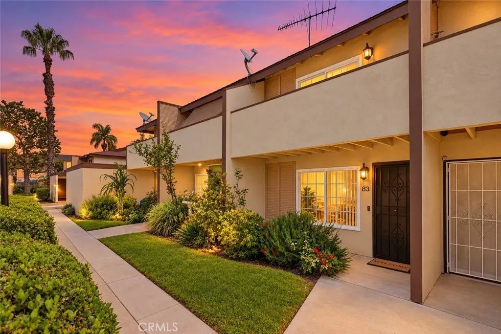 521 S Lyon 83, Santa Ana, CA 92701